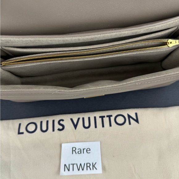 Louis Vuitton Beige Quilted Leather Bag - Picture 4 of 10